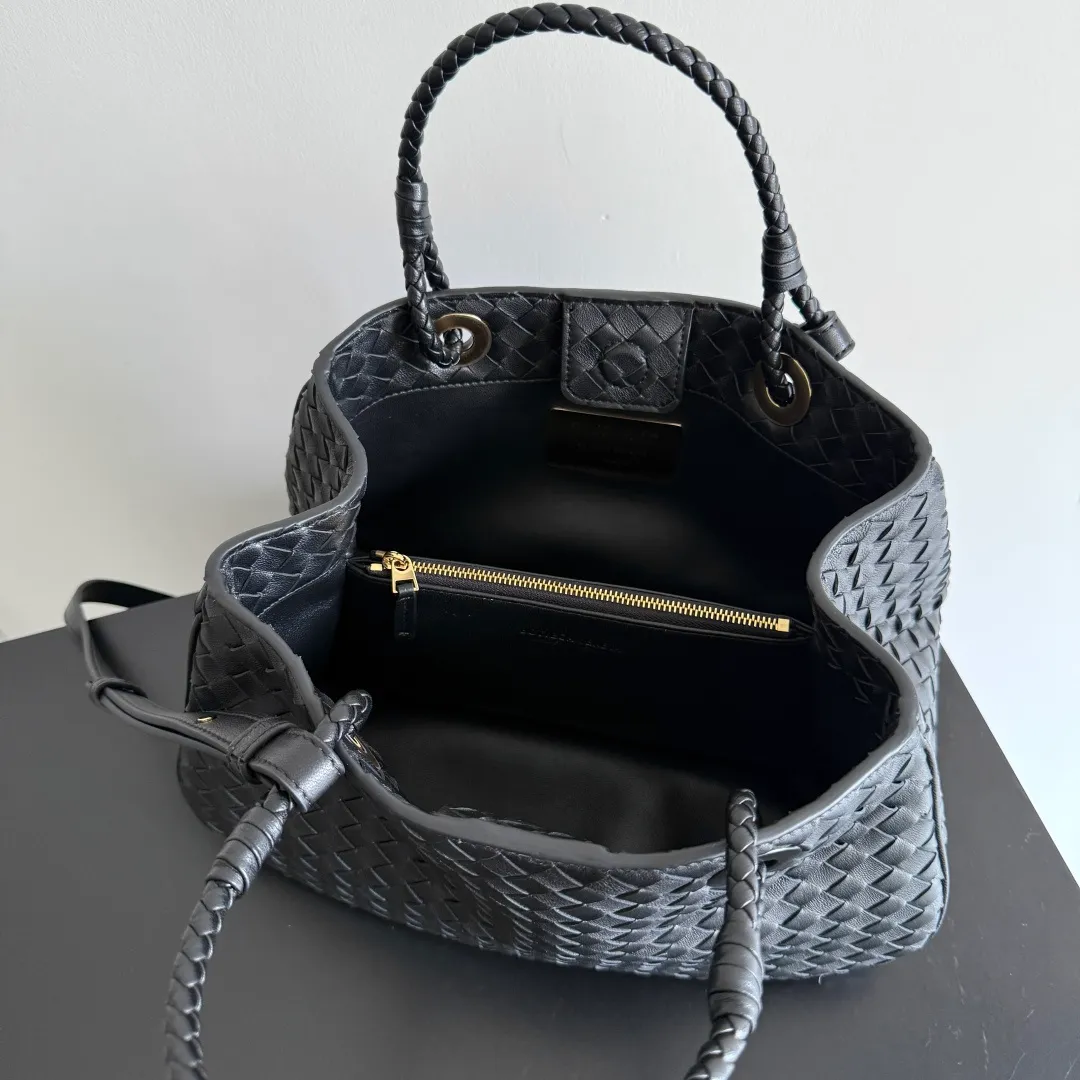 Batch 2200 Bottega Veneta Basket new woven handbag. The classic tote bag style has its own elegant and elegant temperament. It does not feel out of place whether it is commuting or casual outings. It is suitable for various occasions! The design of the woven handle is the finishing touch. The hand-woven texture is delicate and rich in texture. It is not only beautiful, but also extremely comfortable to hold. It looks low-key when held in the hand, but in fact it exudes luxurious charm. Iconic weaving process, each weave is tight and even, showing BV's exquisite production technology. The metal ring decoration is perfectly connected with the bag body, adding a sense of modernity and sophistication to the whole. Moreover, the lines of the bag body are smooth and natural, and the curvature is ergonomic. It can be perfectly adapted whether it is carried on the shoulder or carried in the hand, showing an elegant posture. Style number: 836261 Size: 31*18.5*16cm